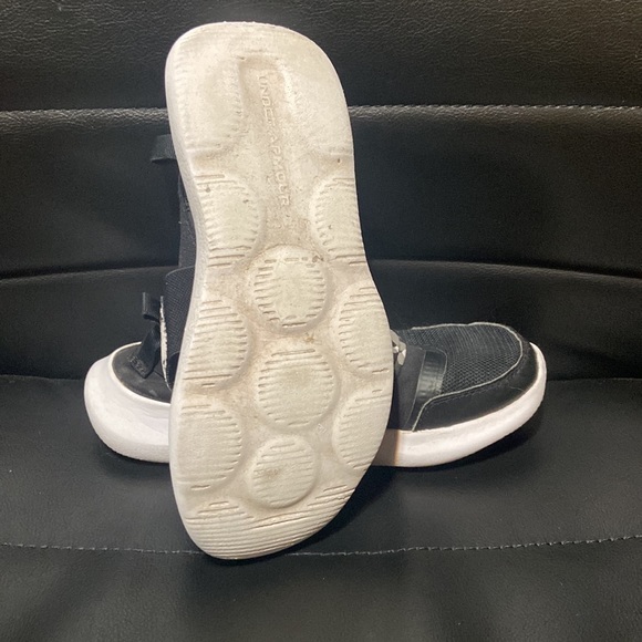 Under Armour boys sneakers - Picture 3 of 4